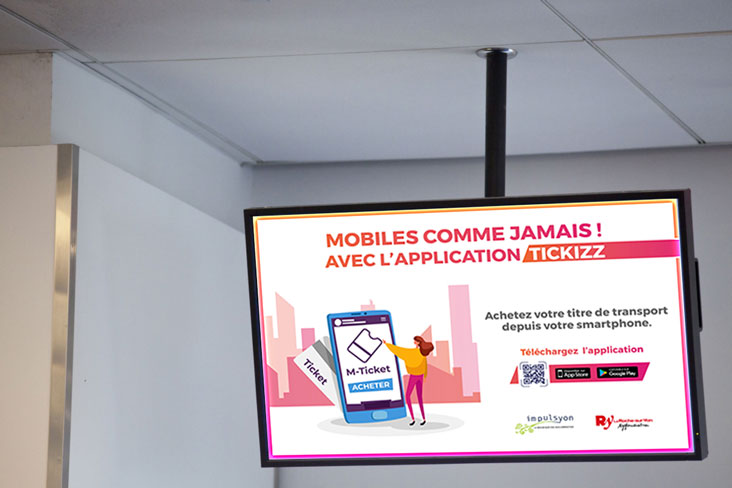 Affichage d'écran prévu pour l'intérieur des transports en commun dans le cadre de la campagne de promotion des outils digitaux