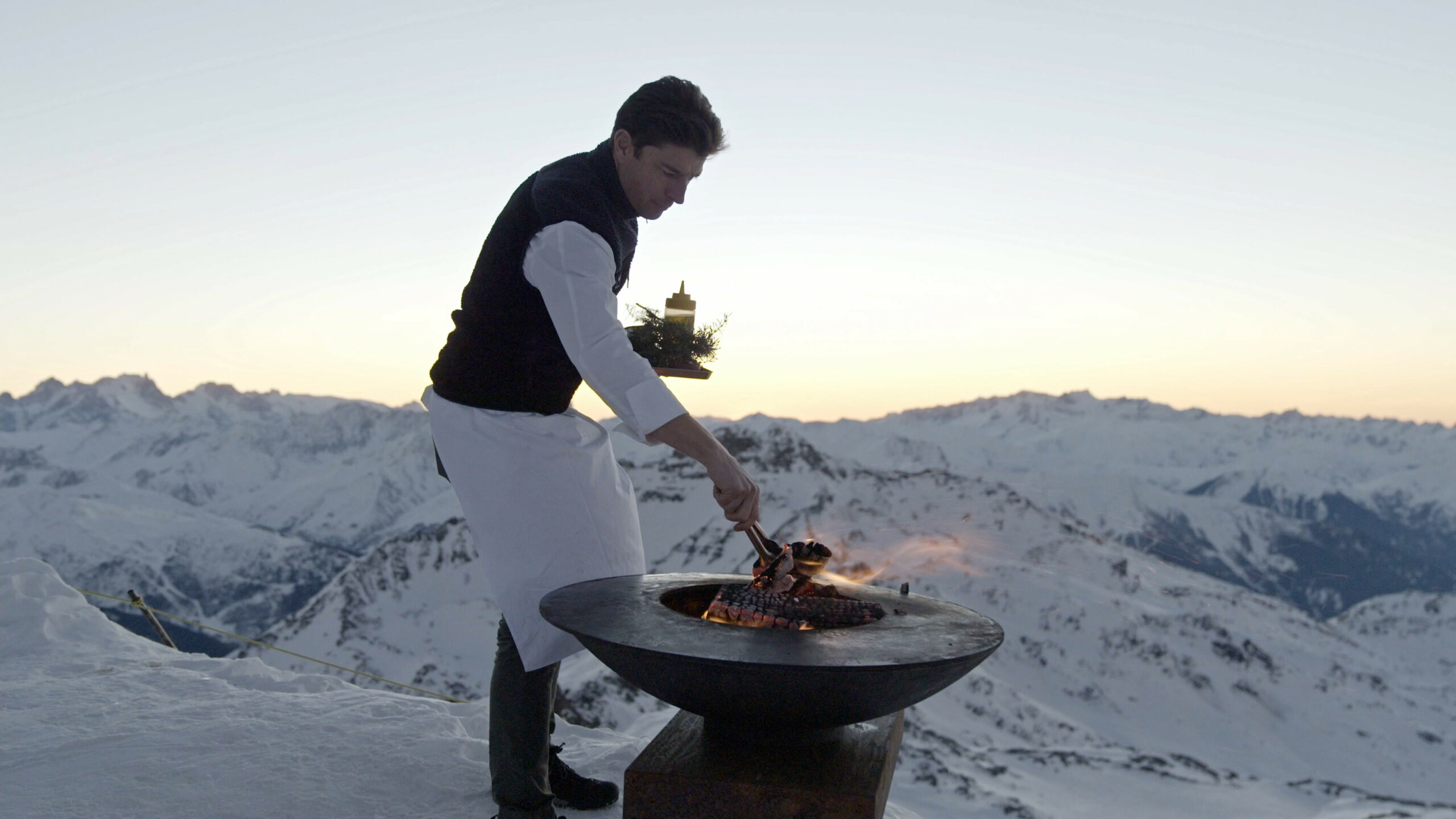 Jean Sulpice cuisinant l'un de ses plats au sommet du Cime Caron